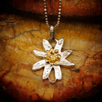 Element „Floare de colț” din argint 925 cu accente aurii – talisman boho realizat manual pentru armonie, bijuterie sculpturală și cadou pentru mamă, fiică sau prietenă | Art Diva