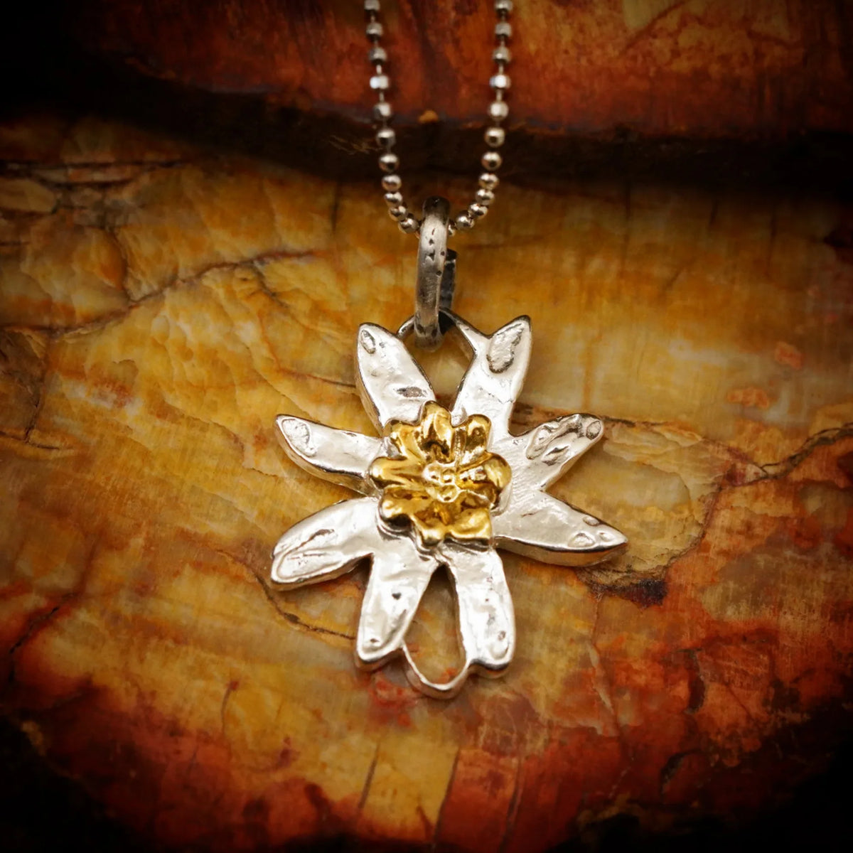 Element „Floare de colț” din argint 925 cu accente aurii – talisman boho realizat manual pentru armonie, bijuterie sculpturală și cadou pentru mamă, fiică sau prietenă | Art Diva
