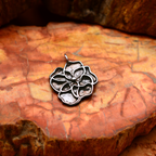 Pandantiv „Violetă” din argint 925 parțial oxidat – talisman realizat manual pentru tandrețe și lumină interioară, bijuterie sculpturală în stil boho și rustic | Art Diva