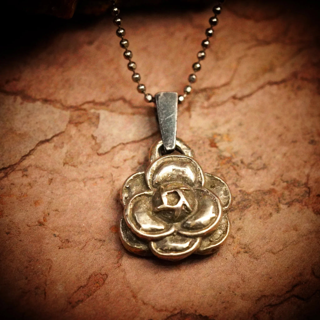 Pandantiv camelie din argint 925 – talisman pentru frumusețe și eleganță, bijuterie sculpturală handmade, Art Diva