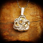 Pandantiv camelie din argint 925 cu accente aurii – talisman handmade pentru feminitate și frumusețe, Art Diva