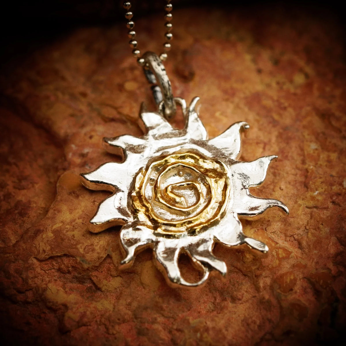 Pandantiv „Soare în spirală” din argint 925 – talisman pentru energie, lumină și forță interioară, bijuterie sculpturală handmade în stil boho și rustic, potrivit pentru lanț sau brățară | Art Diva
