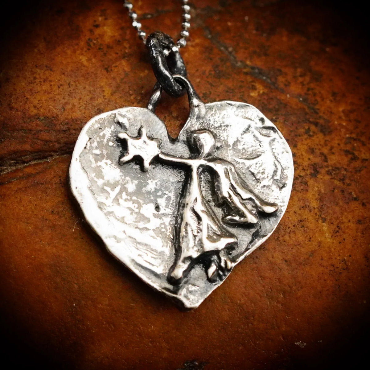 Pandantiv inimă cu înger și stea din argint 925 – talisman de protecție handmade în stil boho, Art Diva