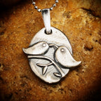 Pandantiv „Puișori îndrăgostiți” din argint 925, realizat manual – simbol al iubirii și al armoniei, bijuterie sculpturală în stil boho și rustic | Art Diva