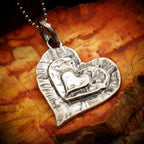 Pandantiv „Mama, Tata și eu” cu trei inimi din argint 925 – talisman boho al familiei, handmade, Art Diva