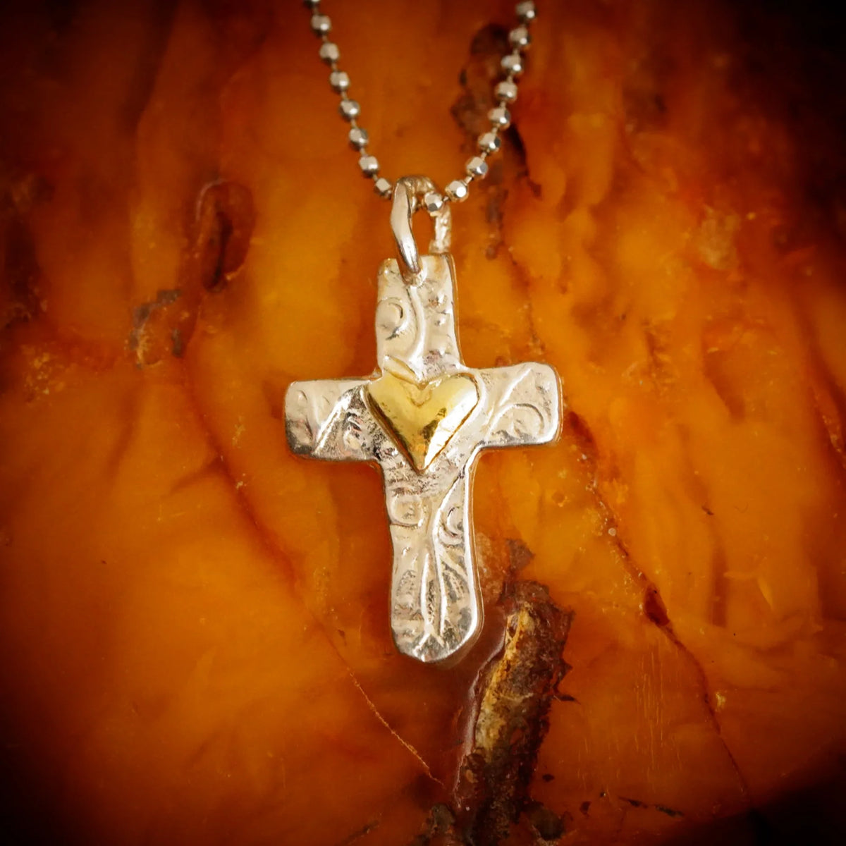 Pandantiv cruce cu inimă din argint 925 și accente aurii – simbol al iubirii și credinței, handmade boho rustic, Art Diva