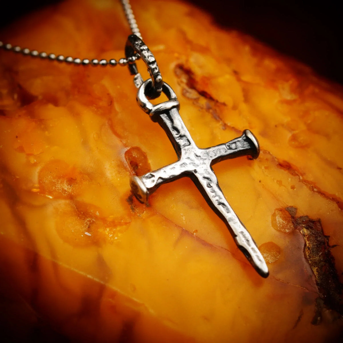 Pandantiv rustic cruce din cuie din argint 925 – simbol al credinței și forței, bijuterie handmade, Art Diva