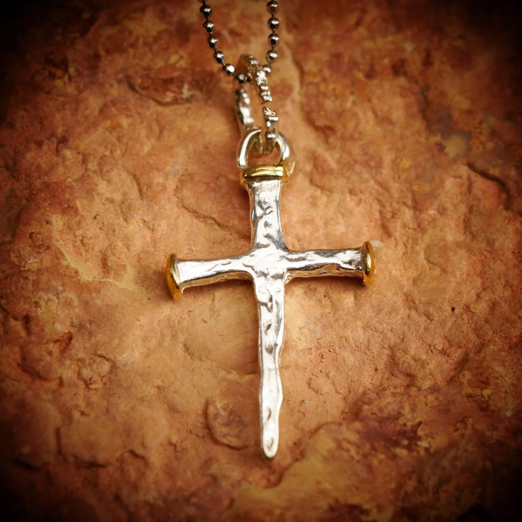 Pandantiv cruce cu cuie din argint 925 cu accente aurii – talisman rustic handmade pentru credință, Art Diva