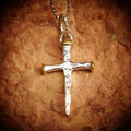 Pandantiv cruce cu cuie din argint 925 cu accente aurii – talisman rustic handmade pentru credință, Art Diva