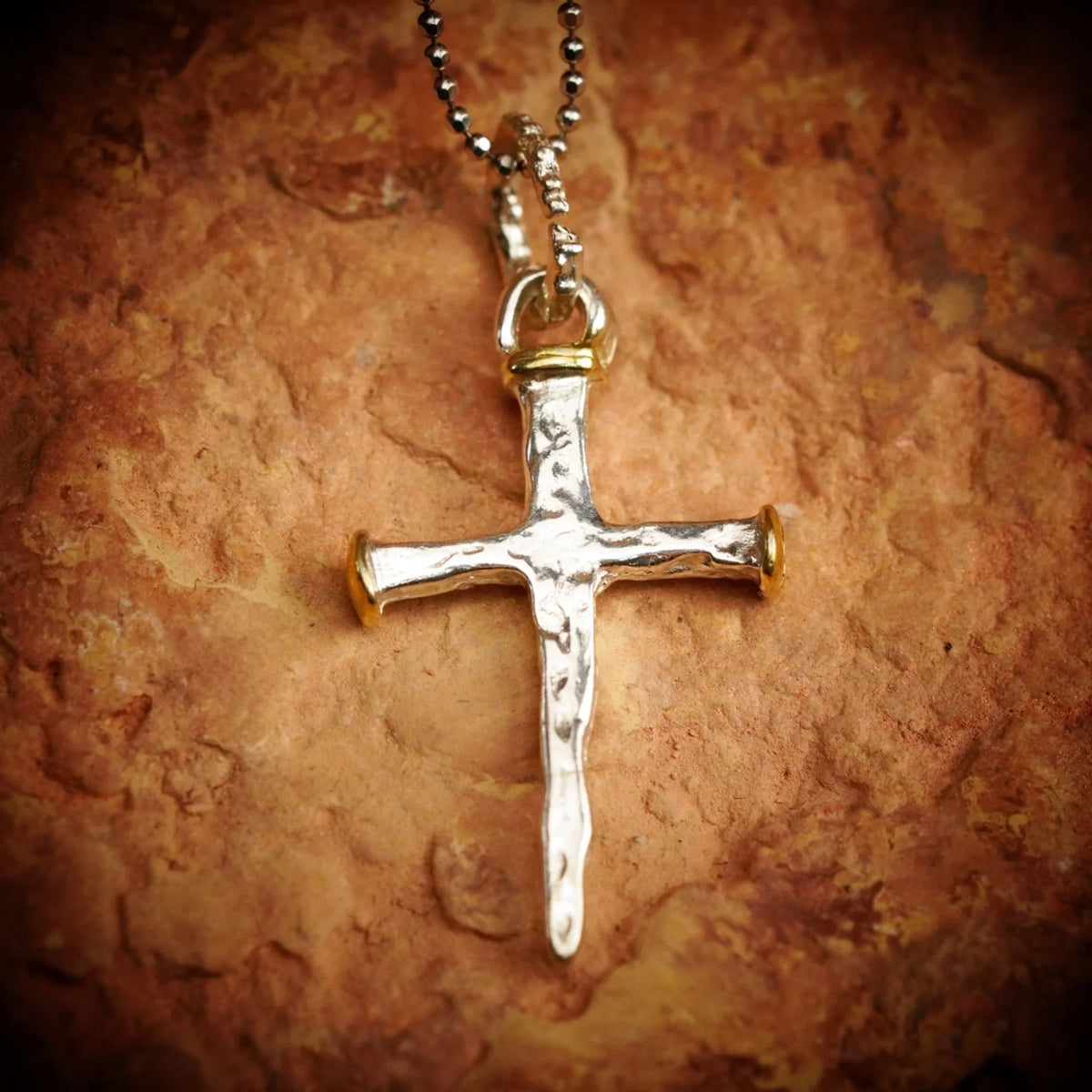 Pandantiv cruce cu cuie din argint 925 cu accente aurii – talisman rustic handmade pentru credință, Art Diva