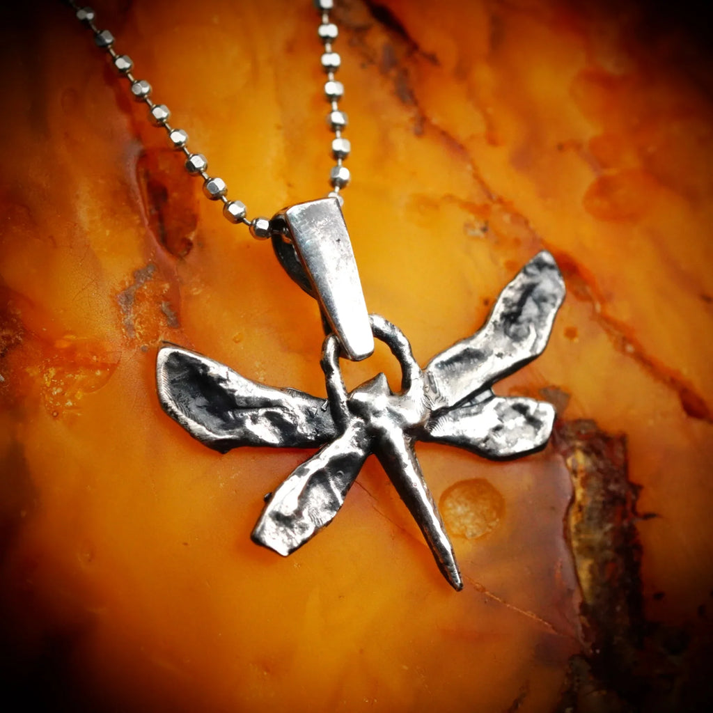 Pandantiv „Libelulă” din argint 925 – talisman pentru schimbare, ușurință și libertate interioară, realizat manual în stil boho | Art Diva