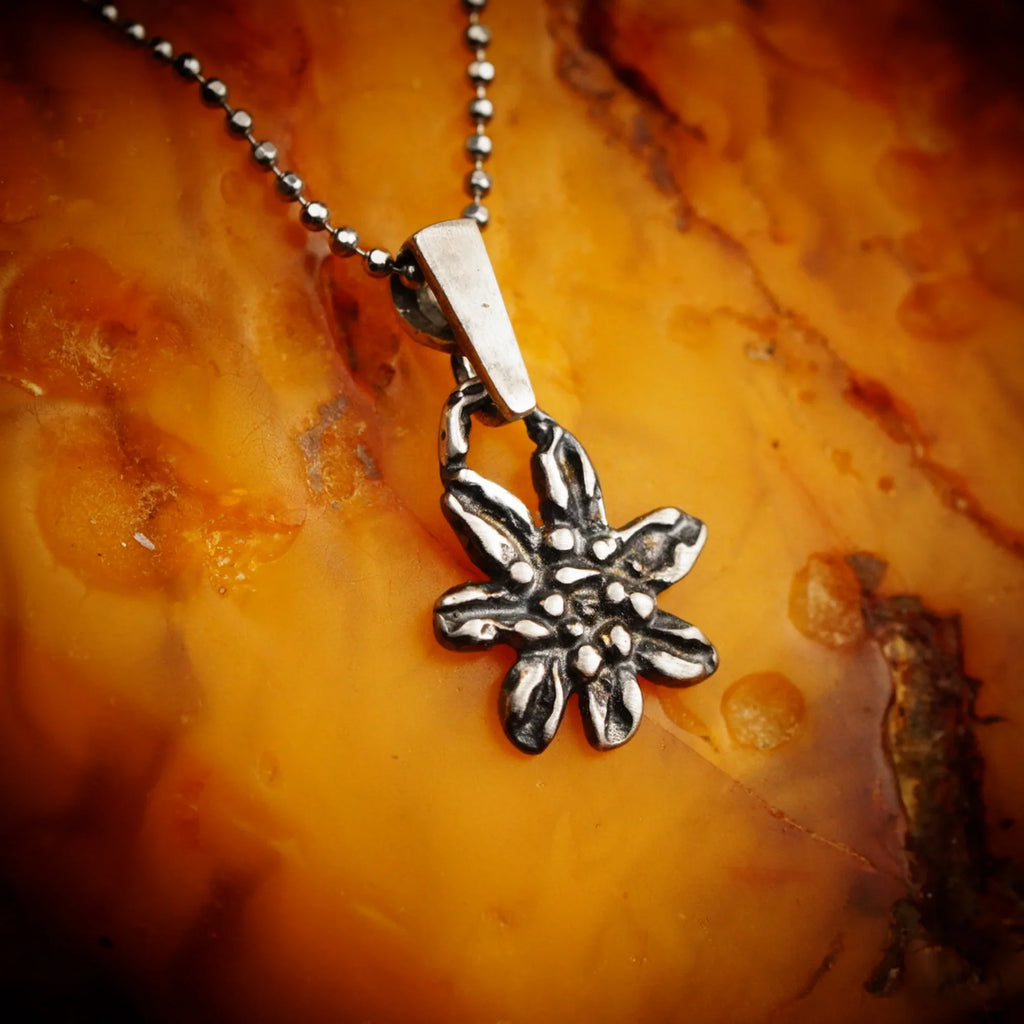 Pandantiv Floare de colț (Edelweiss) din argint 925 – talisman boho al iubirii pure și al loialității, bijuterie sculpturală și cadou pentru mamă, fiică sau prietenă | Art Diva