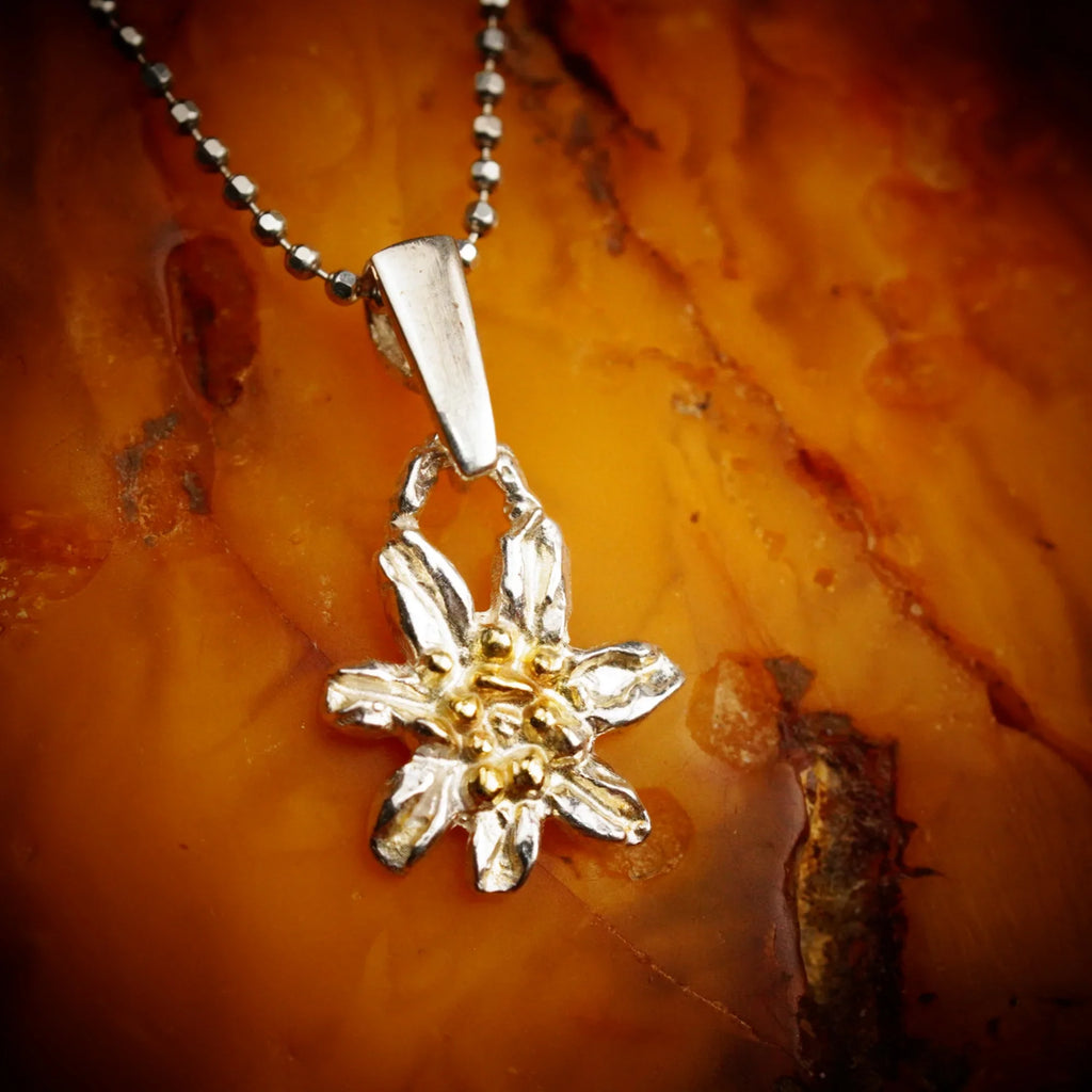 Pandantiv floare de colț din argint 925 cu accente aurii – talisman pentru iubire pură și loialitate, handmade, Art Diva