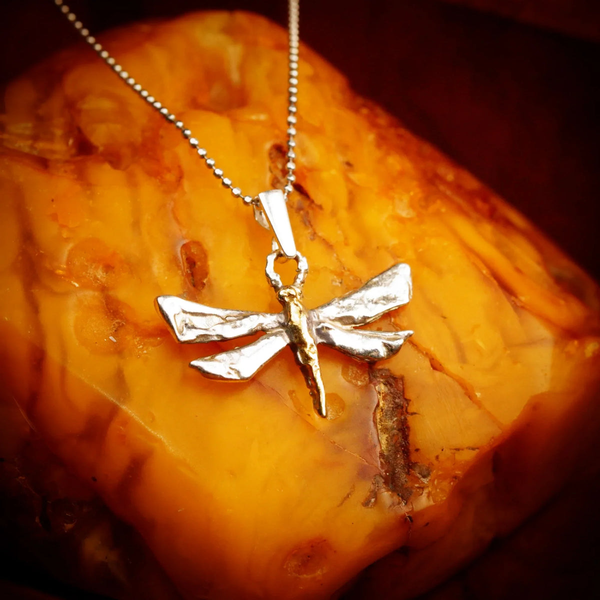 Pandantiv libelulă din argint 925 cu accente aurii – talisman boho pentru schimbare și creștere spirituală, Art Diva