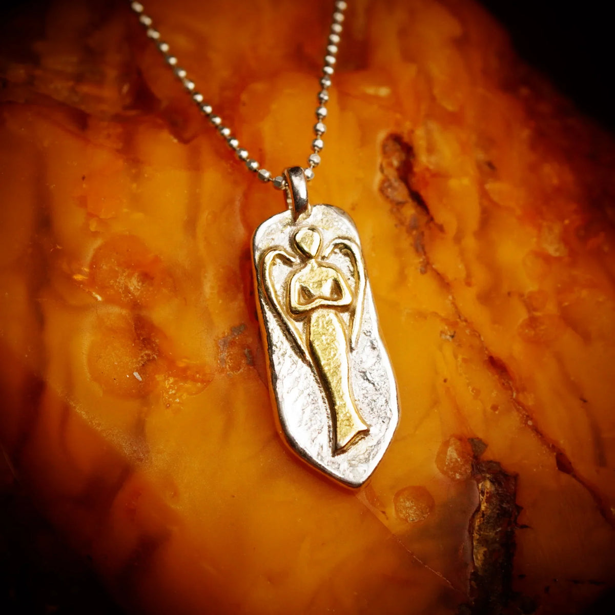 Pandantiv „Înger păzitor” din argint 925 cu accente aurii – talisman sculptural lustruit manual pentru protecție și lumină | Art Diva