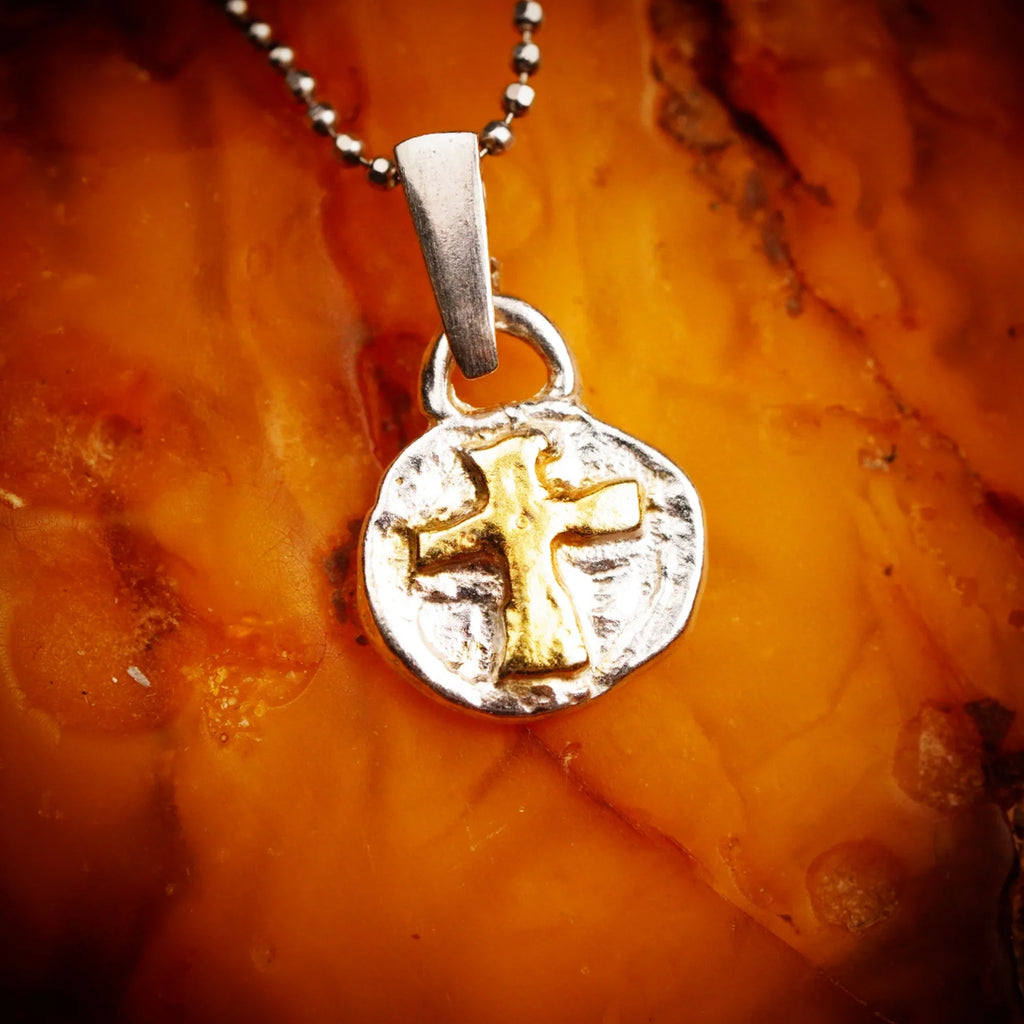 Pandantiv cruce în relief din argint 925 cu accente aurii – talisman boho pentru credință, colecția Strălucire, Art Diva