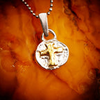 Pandantiv cruce în relief din argint 925 cu accente aurii – talisman boho pentru credință, colecția Strălucire, Art Diva