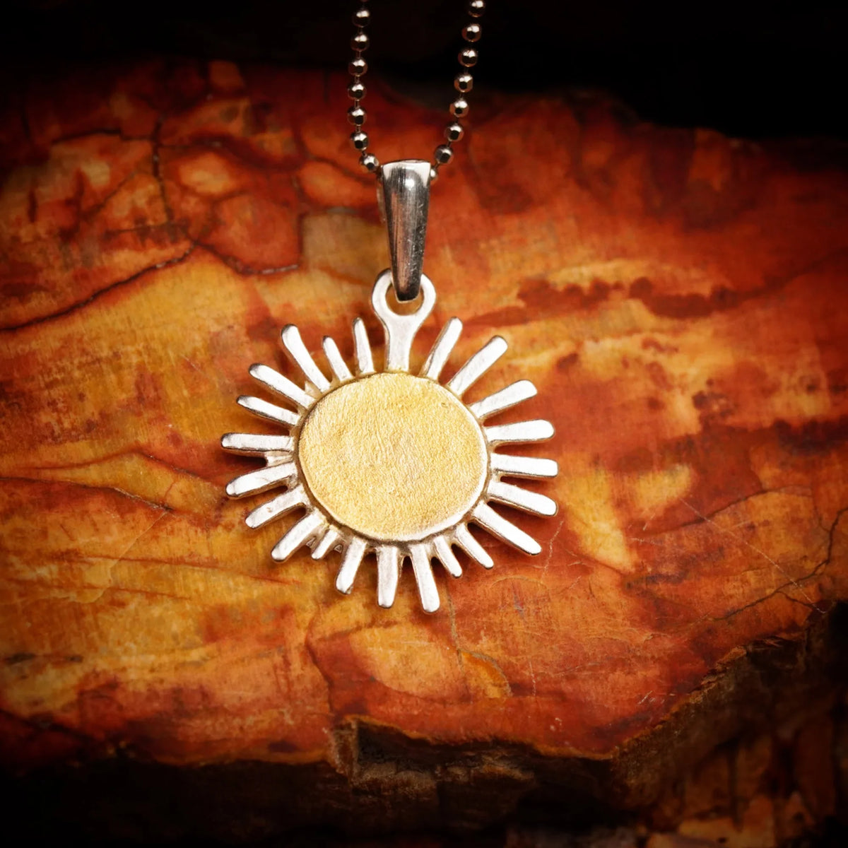 Pandantiv Rază de soare din argint 925 cu accente aurii – talisman handmade pentru căldură și speranță, Art Diva