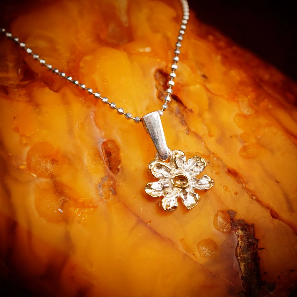 Pandantiv floare din argint 925 – talisman boho pentru armonie, handmade, cadou pentru mamă, fiică sau prietenă, Art Diva