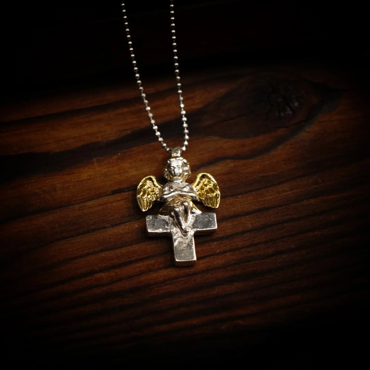 Pandantiv „Înger pe Cruce” pentru femei din argint 925 – talisman handmade pentru protecție și lumină, bijuterie sculpturală în stil boho și rustic | Art Diva