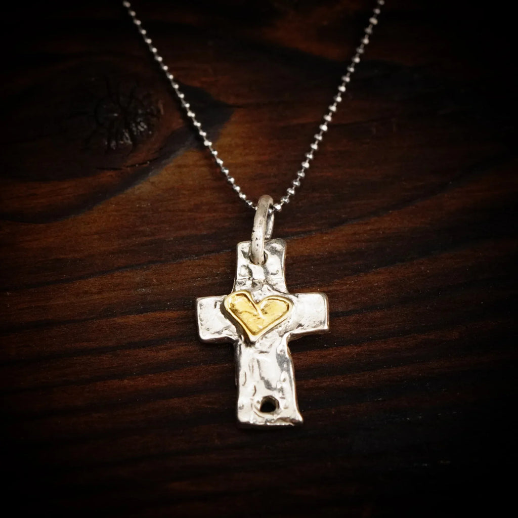 Pandantiv „Cruce cu inimă” din argint 925 cu accente aurii – talisman realizat manual pentru credință și iubire, în stil boho și rustic | Art Diva