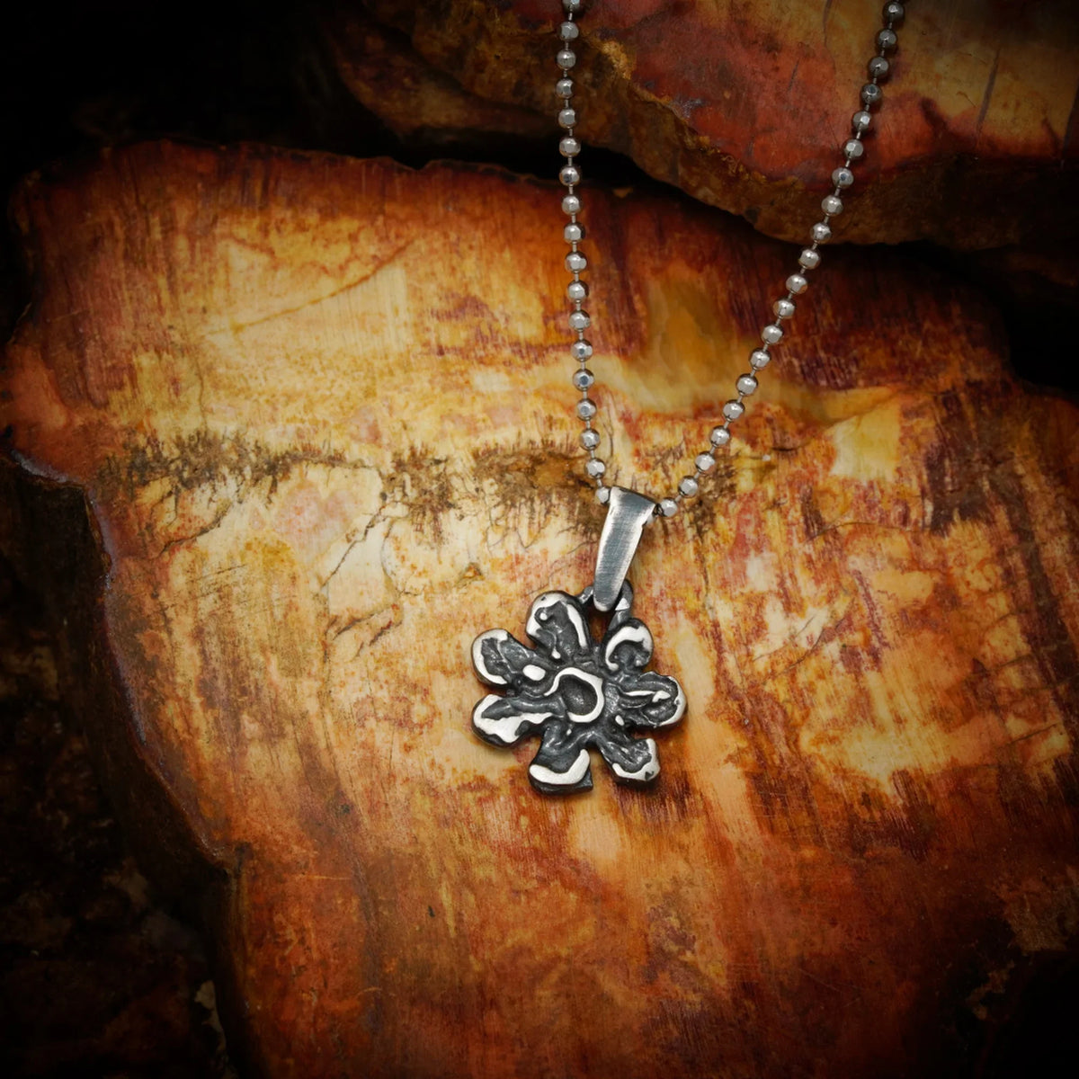 Pandantiv „Floare” din argint 925 – talisman boho al armoniei realizat manual, bijuterie sculpturală și cadou pentru mamă, fiică sau prietenă | Art Diva