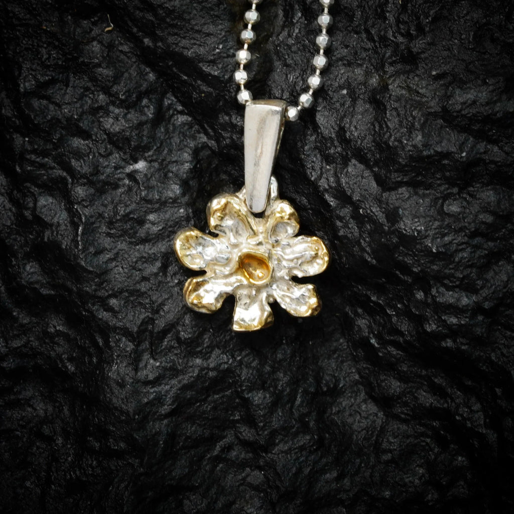 Pandantiv „Floare” din argint 925 – talisman boho realizat manual pentru armonie, bijuterie sculpturală și cadou pentru mamă, fiică sau prietenă | Art Diva