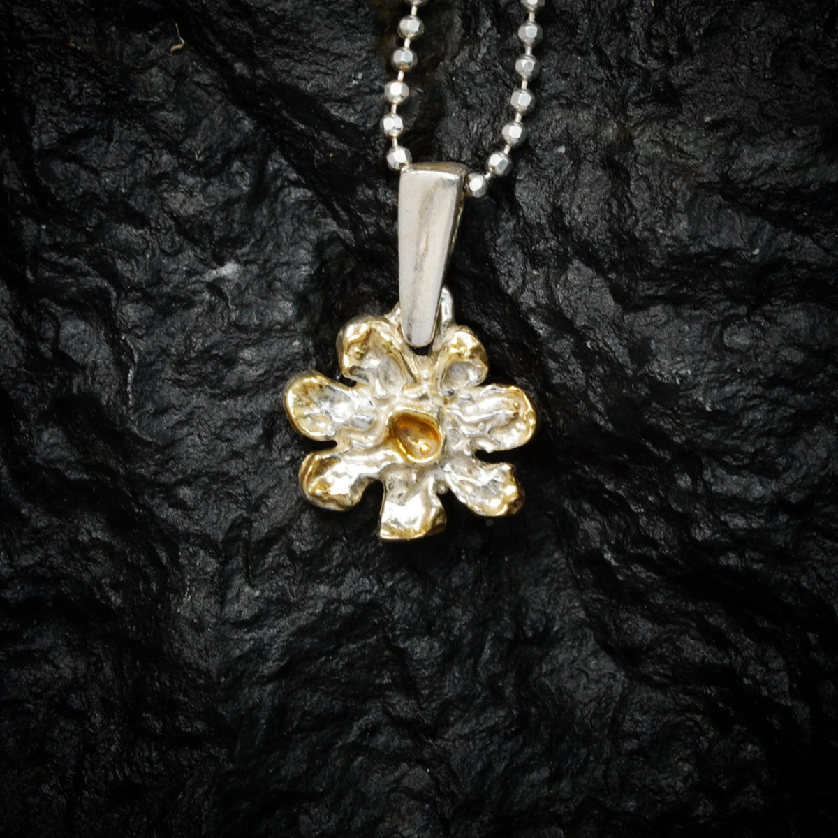 Pandantiv „Floare” din argint 925 – talisman boho realizat manual pentru armonie, bijuterie sculpturală și cadou pentru mamă, fiică sau prietenă | Art Diva