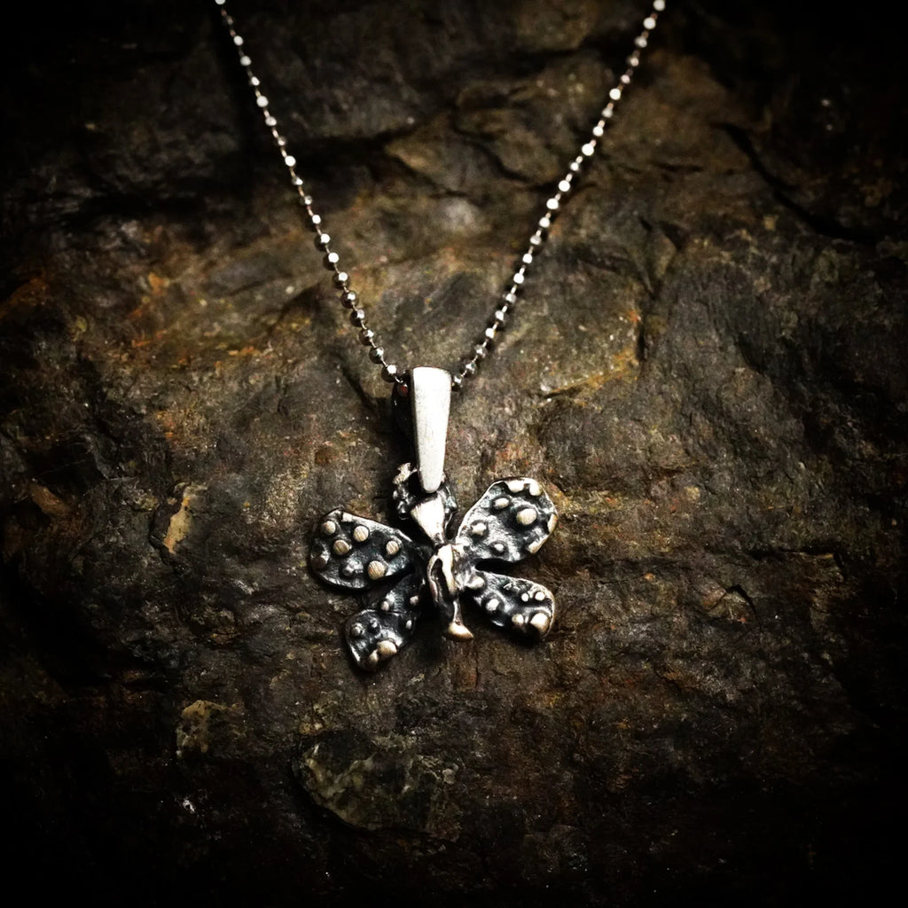 Pandantiv „Fluture mic” din argint 925 – talisman boho al schimbării și al ușurinței, bijuterie sculpturală și cadou pentru mamă, fiică sau prietenă | Art Diva