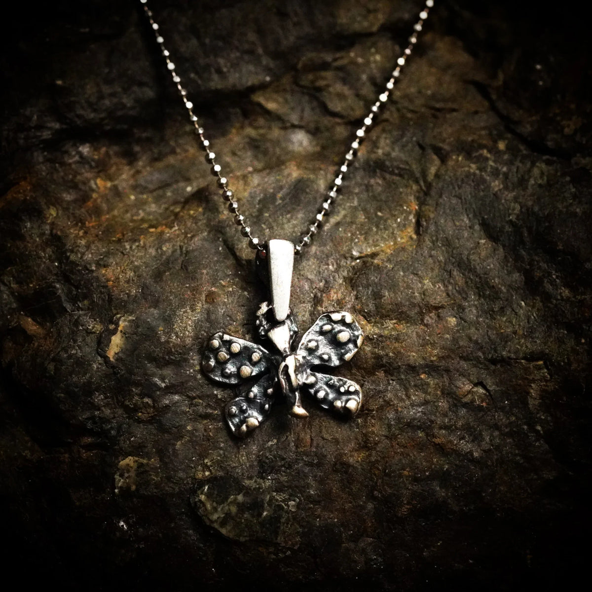 Pandantiv „Fluture mic” din argint 925 – talisman boho al schimbării și al ușurinței, bijuterie sculpturală și cadou pentru mamă, fiică sau prietenă | Art Diva
