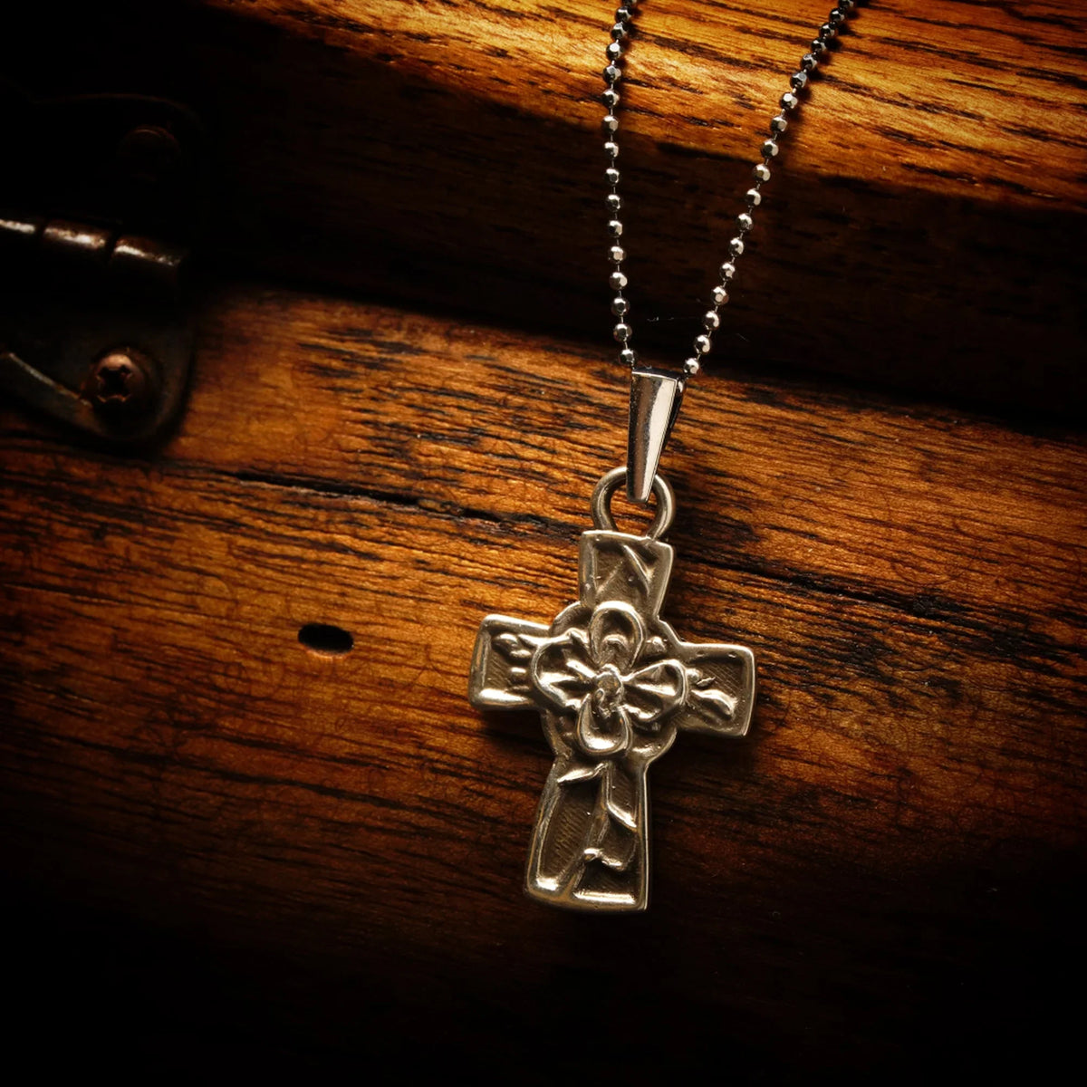 Pandantiv „Cruce cu floare” din argint 925 – talisman handmade pentru credință și speranță, bijuterie sculpturală în stil boho și rustic | Art Diva