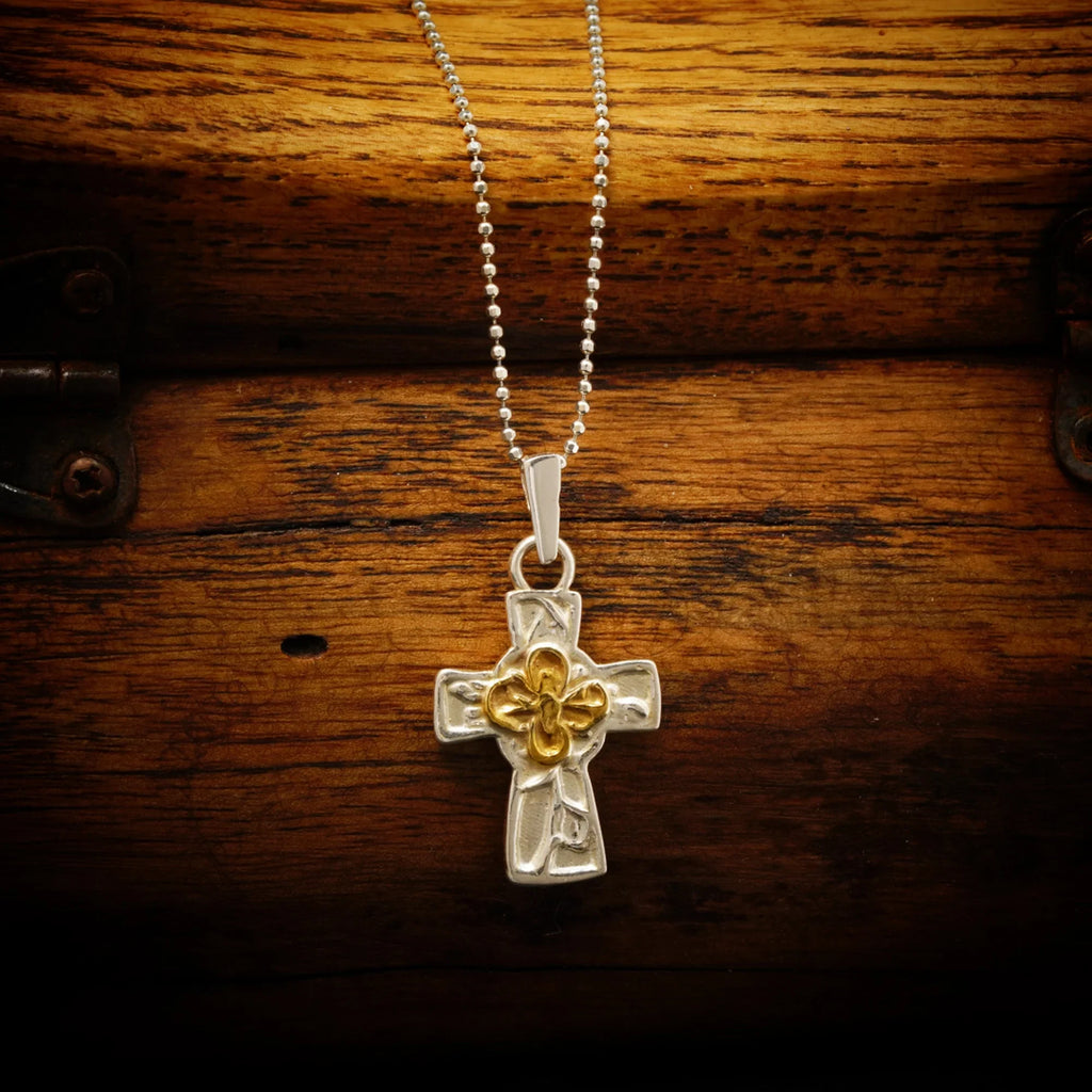 Pandantiv „Cruce cu floare” din argint 925 cu accente aurii – simbol al credinței, forței spirituale, păcii interioare și protecției, bijuterie sculpturală în stil boho și rustic | Art Diva