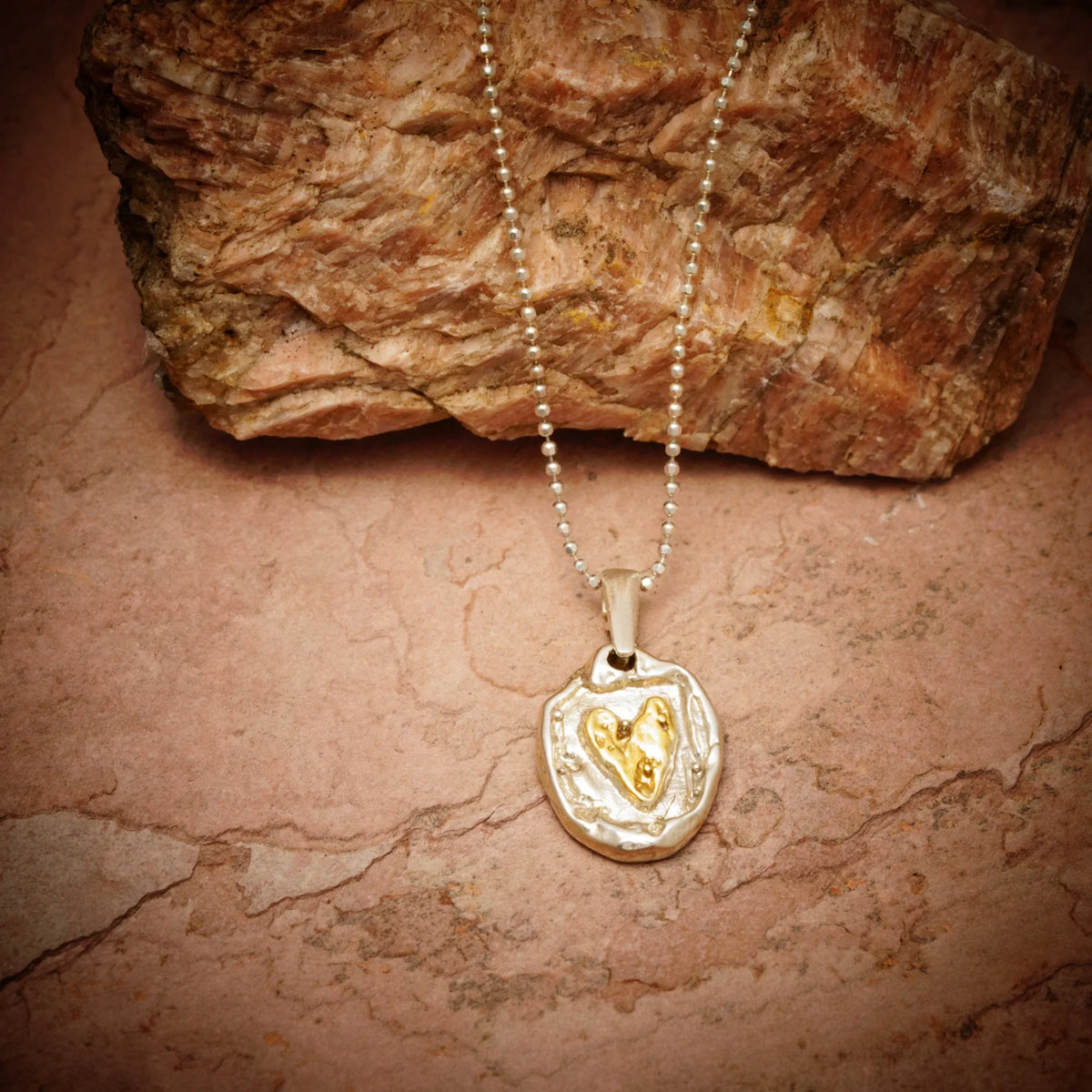 Pandantiv „Inimă aurie” handmade din argint 925 – simbol al iubirii și al căldurii, bijuterie sculpturală în stil boho și rustic | Art Diva