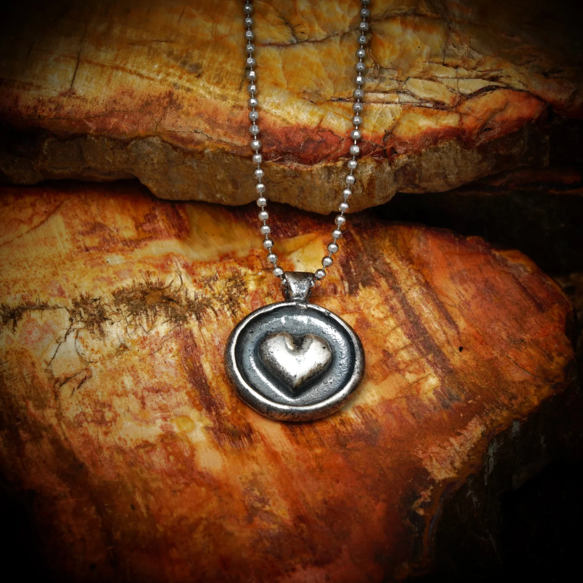 Pandantiv inimă în ramă rotundă din argint 925 – talisman handmade boho pentru iubire și protecție, Art Diva