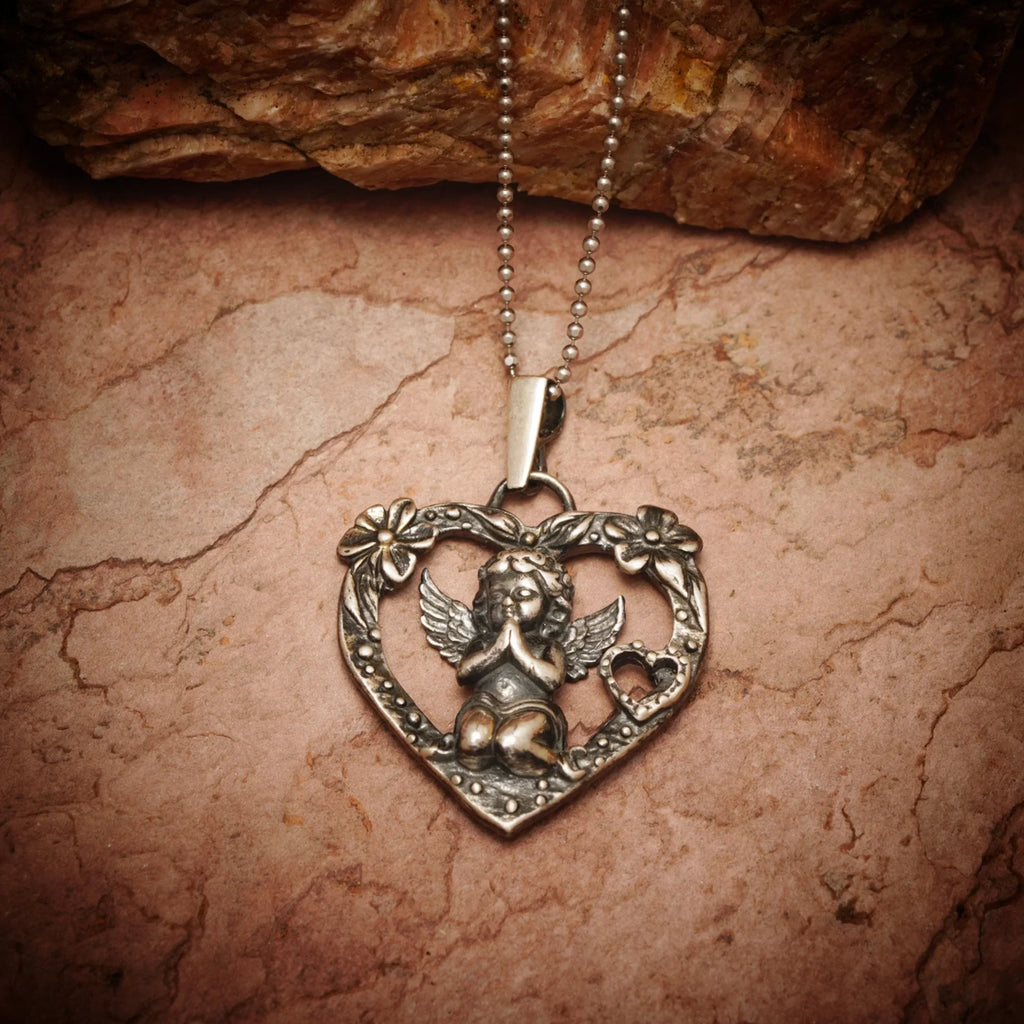 Pandantiv inimă „Rugăciunea unui Înger” pentru femei din argint 925 cu înger și flori – talisman pentru iubire și protecție, bijuterie sculpturală în stil boho și rustic | Art Diva
