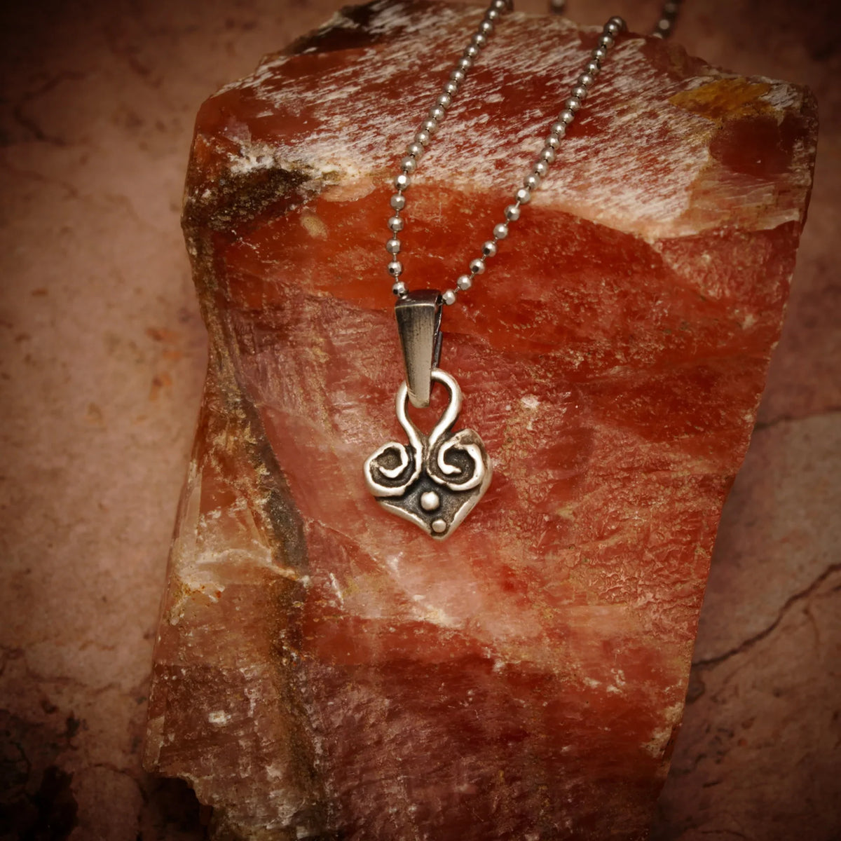 Pandantiv Inimă din argint 925 – talisman al iubirii realizat manual, bijuterie sculpturală în stil boho, cadou ideal pentru mamă, fiică sau prietenă | Art Diva