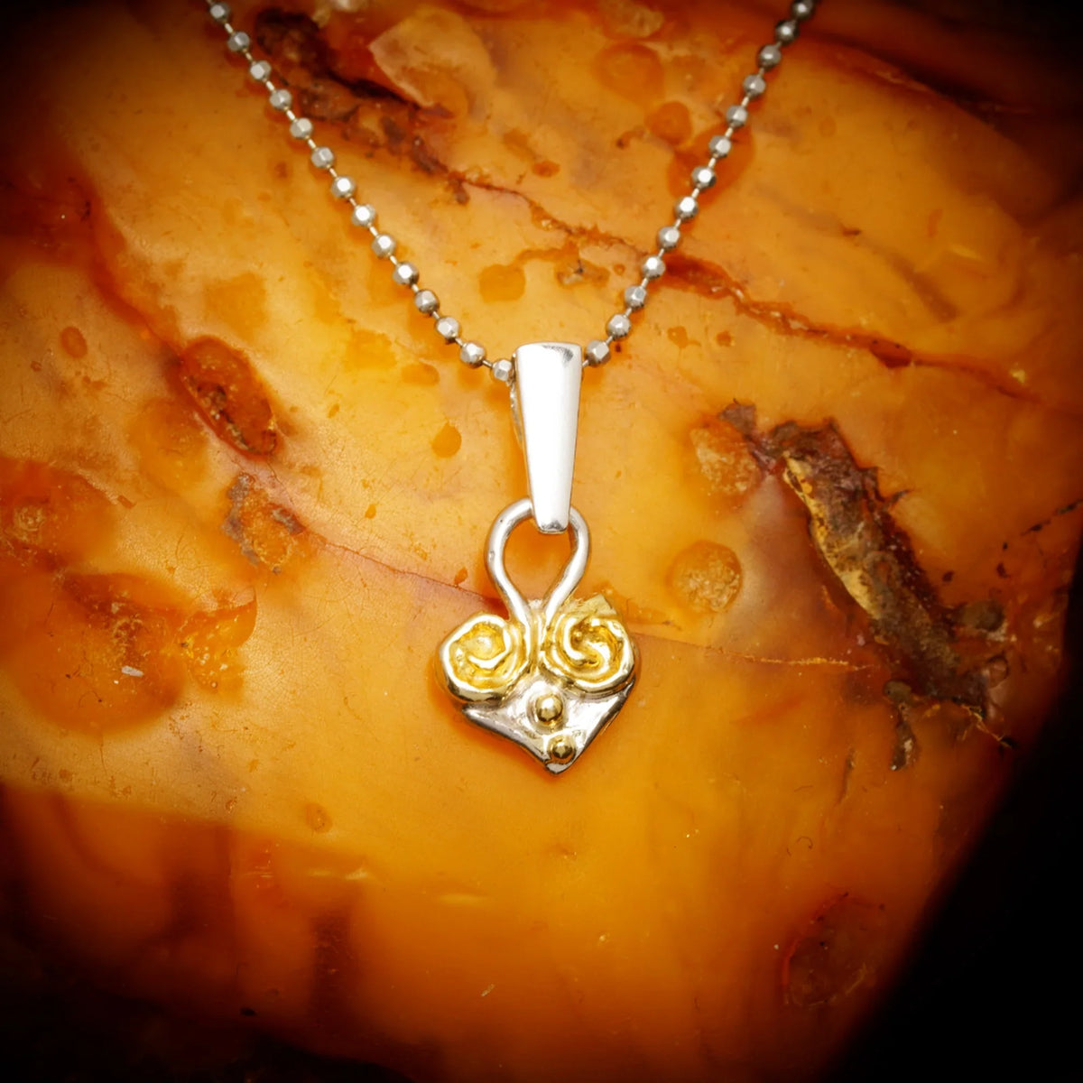Talisman al iubirii – pandantiv Inimă realizat manual din argint 925 cu accente de culoarea aurului, în stil boho și rustic | Art Diva