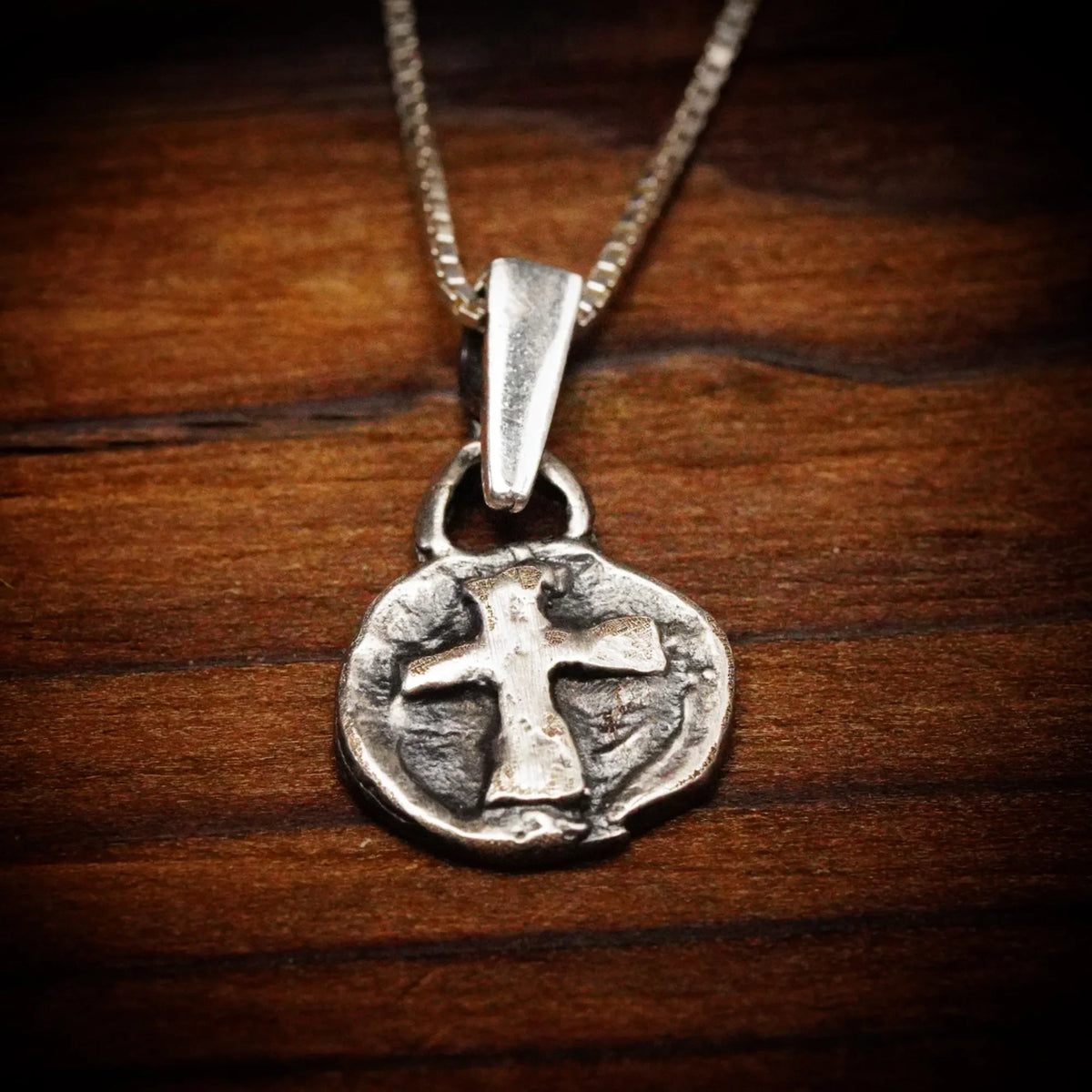 Pandantiv rotund cu cruce în relief din argint 925 – talisman boho al credinței, handmade, Art Diva
