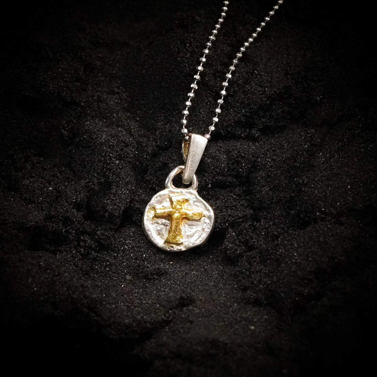 Pandantiv Cruce cu relief din argint 925 și accente aurii – talisman boho realizat manual pentru credință și forță spirituală, un cadou special | Bijuterie sculpturală din colecția „Strălucire” | Art Diva