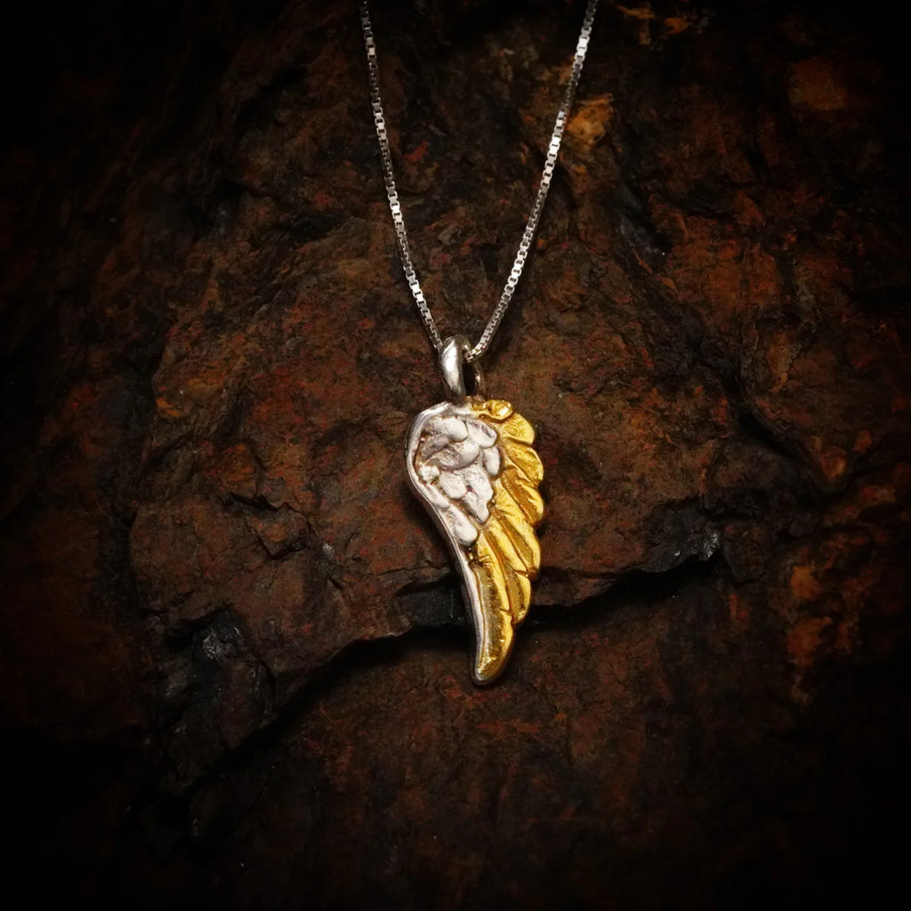 Pandantiv „Aripă de înger” handmade din argint 925 cu accente aurii – talisman pentru protecție, forță și lumină, bijuterie sculpturală în stil boho și rustic | Art Diva