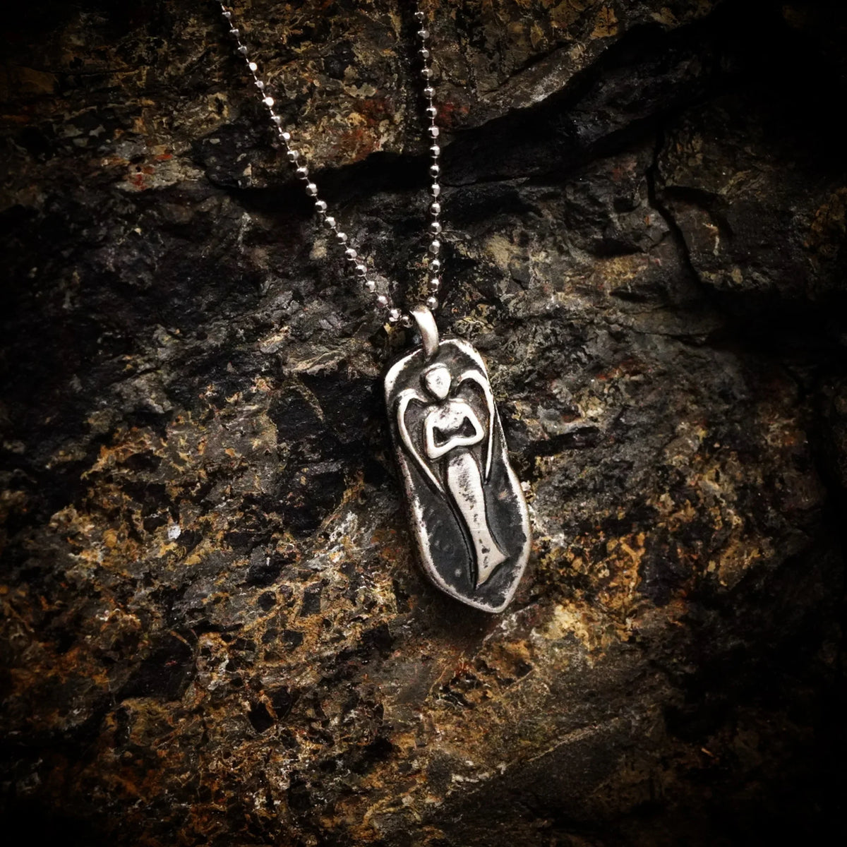 Pandantiv „Înger păzitor” din argint 925 – talisman sculptural pentru protecție și forță interioară, bijuterie oxidată în stil boho și rustic | Art Diva