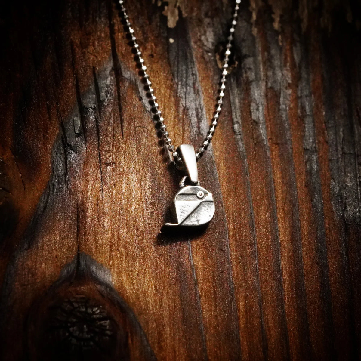 Pandantiv „Vrăbioară” din argint 925 – talisman oxidat pentru libertate, ușurință și căldură, bijuterie sculpturală handmade în stil boho și rustic | Art Diva