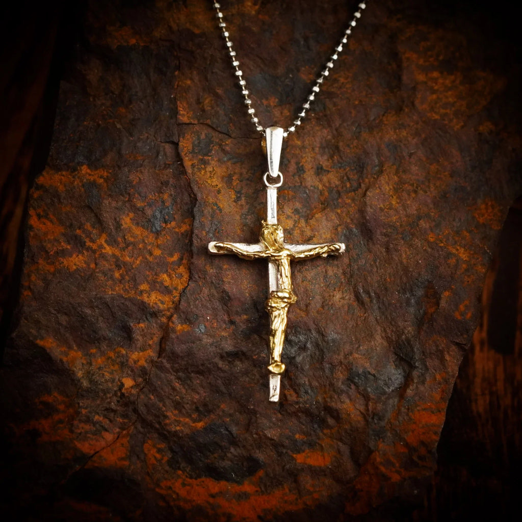 Pandantiv crucifix din argint 925 cu figura lui Hristos lucrată artistic și accente aurii – simbol handmade al credinței și al protecției în stil boho și rustic | Art Diva