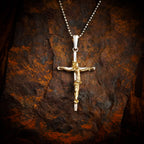 Pandantiv crucifix din argint 925 cu figura lui Hristos lucrată artistic și accente aurii – simbol handmade al credinței și al protecției în stil boho și rustic | Art Diva