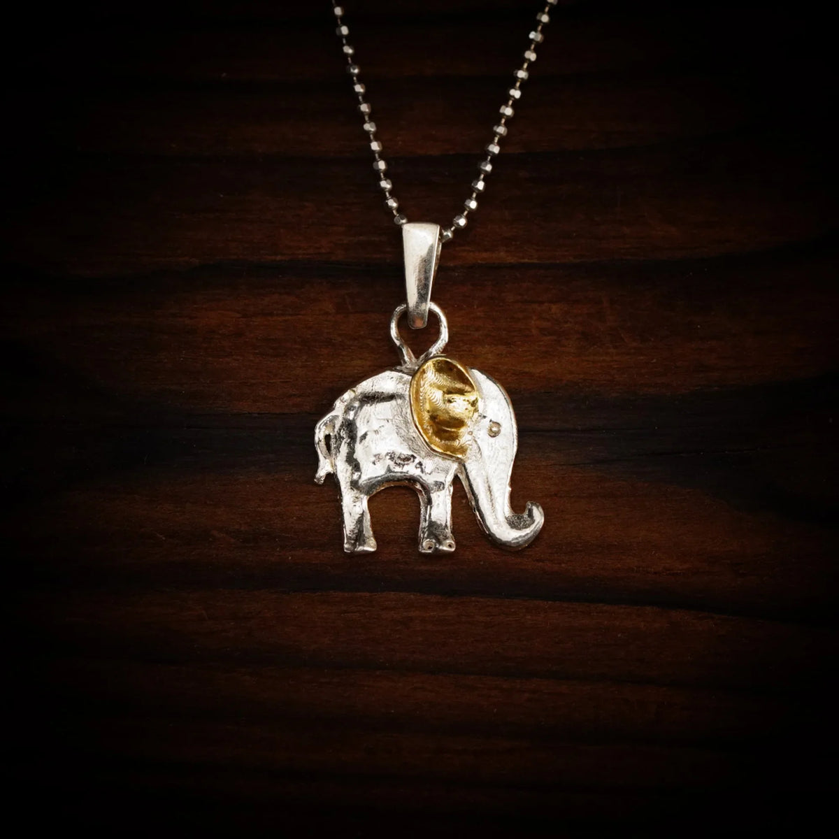 Pandantiv elefant mic din argint 925 cu accente aurii, talisman handmade de noroc și înțelepciune, Art Diva