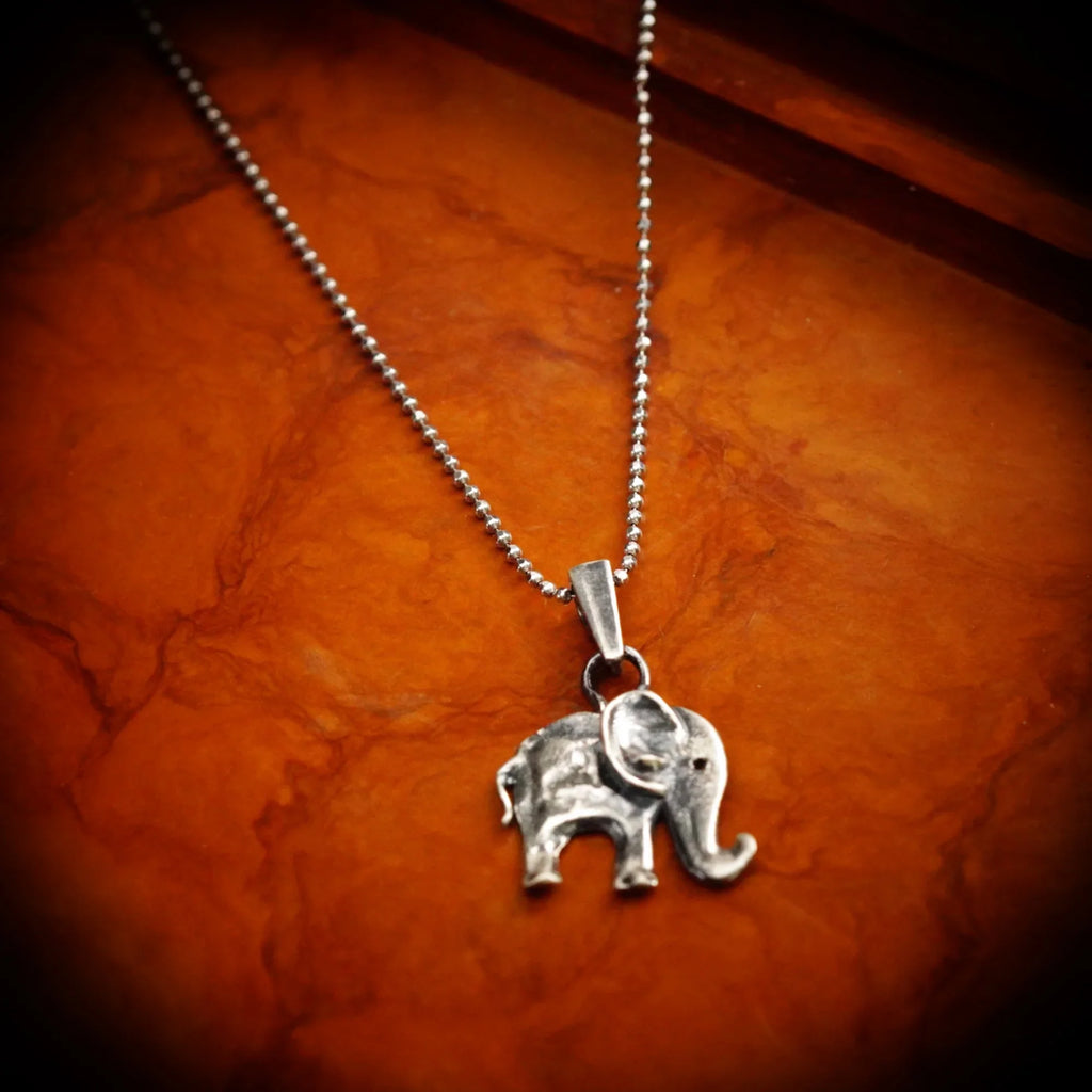 Pandantiv „Elefănțel” din argint 925 – talisman pentru noroc, înțelepciune și protecție, bijuterie sculpturală oxidată în stil boho și rustic | Art Diva