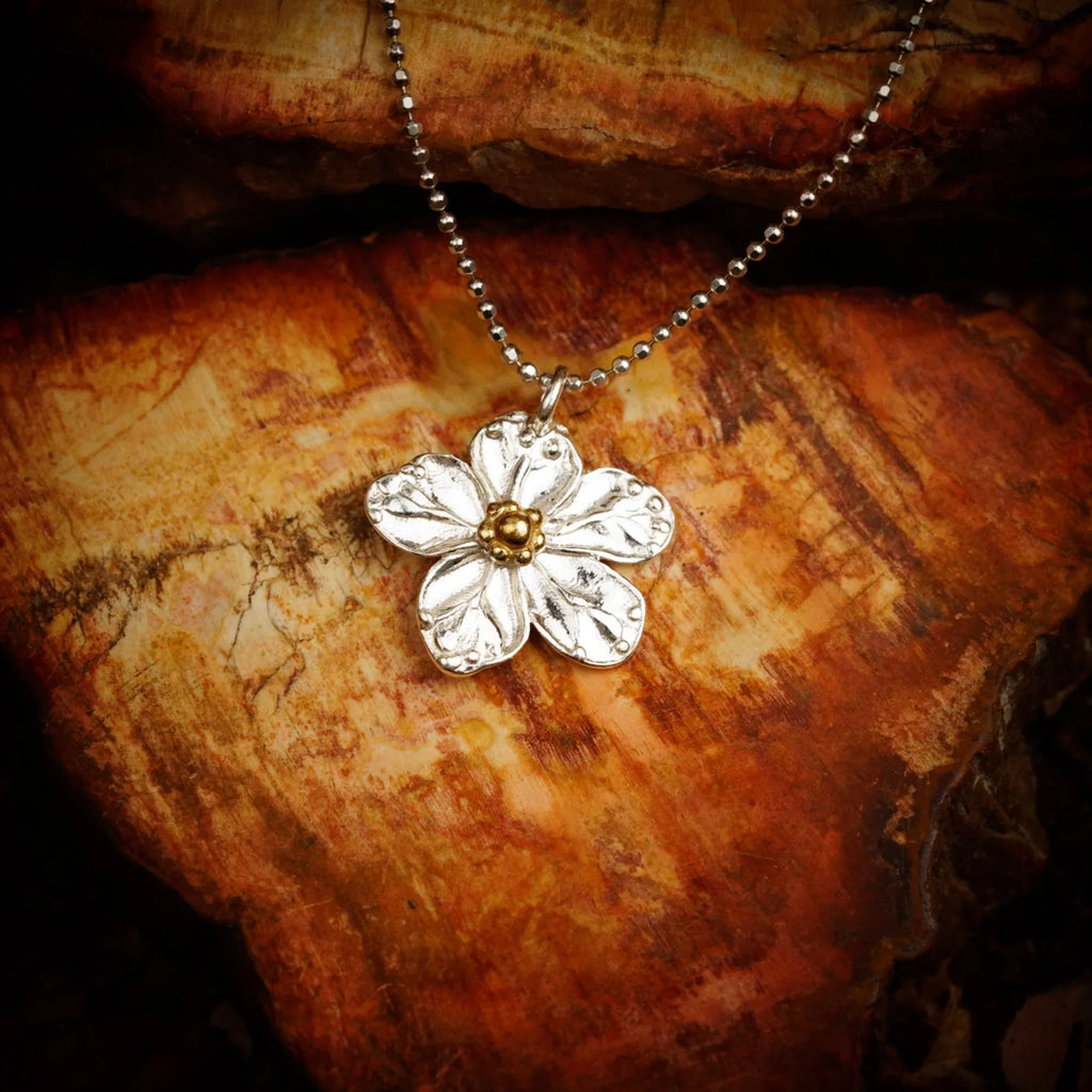 Pandantiv „Floare de cireș” handmade din argint 925 cu accente aurii – simbol al primăverii, al purității și al unui nou început | Art Diva
