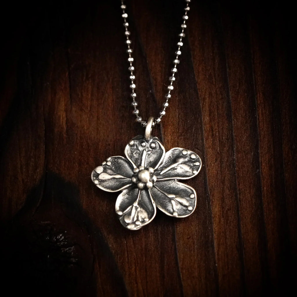 Pandantiv „Floare de vișin” din argint 925, realizat manual – talisman pentru iubire, nou început și armonie, bijuterie sculpturală în stil boho și rustic | Art Diva