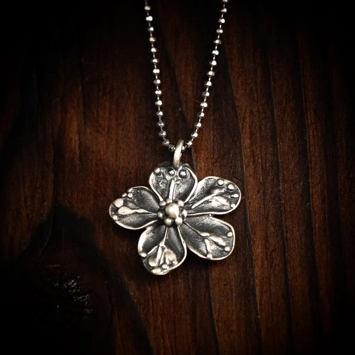 Pandantiv „Floare de vișin” din argint 925, realizat manual – talisman pentru iubire, nou început și armonie, bijuterie sculpturală în stil boho și rustic | Art Diva
