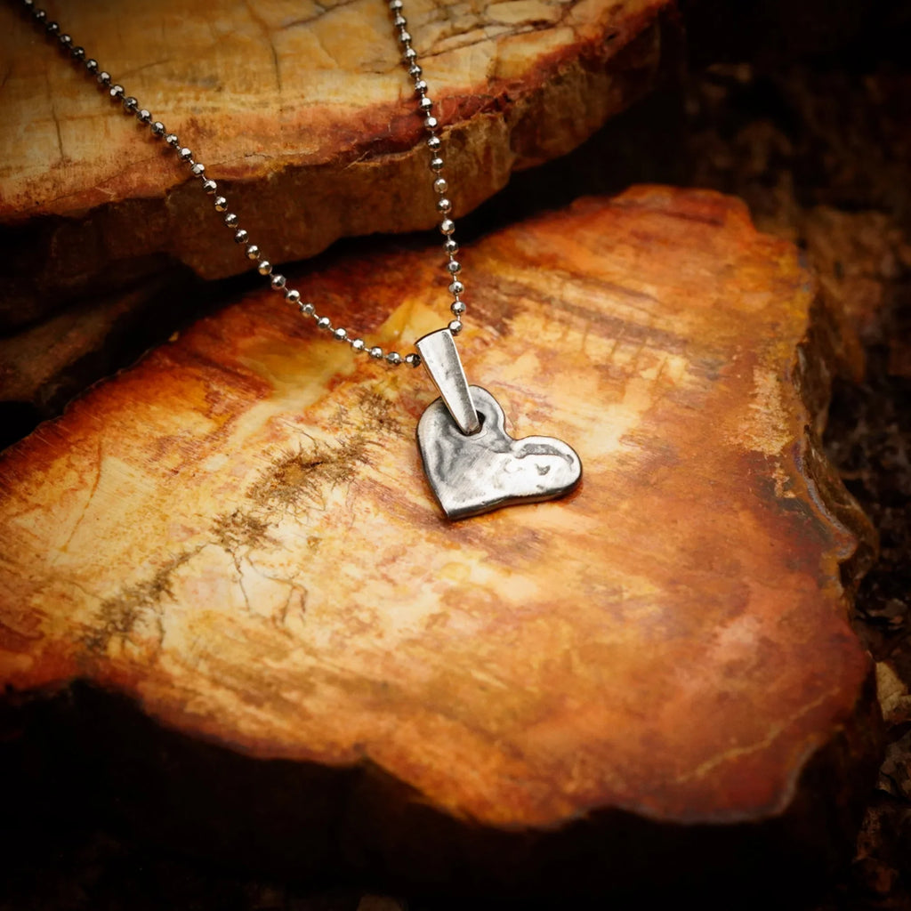 Pandantiv Inimă din argint 925 – talisman al iubirii, bijuterie sculpturală realizată manual în stil boho, cu aspect rustic | Art Diva